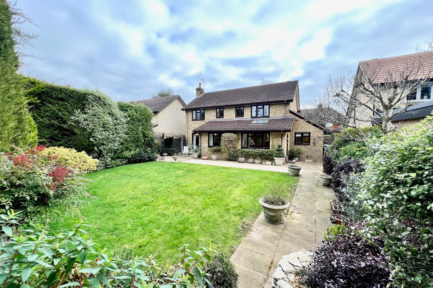 St. Road, Weybridge, Surrey, KT13 Nevin And Wells